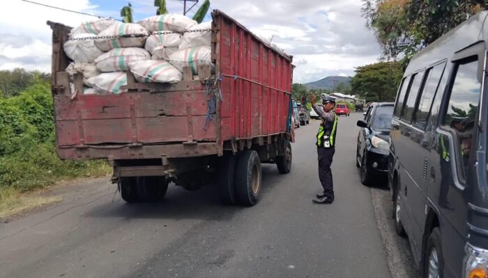 SAT LANTAS POLRES DOMPU LAKSANAKAN PENGAMANAN DAN PENGATURAN LALU LINTAS PADA KEGIATAN PANEN RAYA JAGUNG DI MANGGALEWA