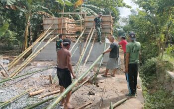 Pemasangan Bambu Jadi Tahap Krusial Jembatan Garuda