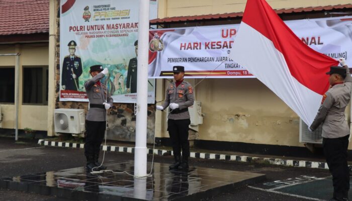 UPACARA HARI KESADARAN NASIONAL, POLRES DOMPU BERIKAN PENGHARGAAN KEPADA JUARA LOMBA SATKAMLING