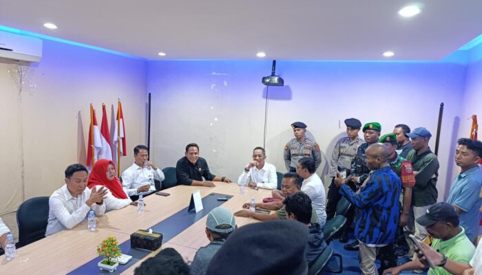 AKSI UNJUK RASA KOALISI NASABAH MELAWAN (KANIBAL) DI BRI CABANG DOMPU BERLANGSUNG AMAN DAN KONDUSIF