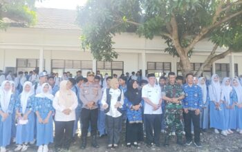 POLSEK HU’U HADIRI SOSIALISASI PERLINDUNGAN PEREMPUAN DAN ANAK DI SMAN 1 HU’U