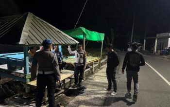 PATROLI MALAM POLRES DOMPU, PERSONEL SAMPAIKAN HIMBAUAN KAMTIBMAS KEPADA MASYARAKAT