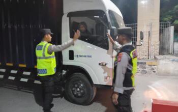 Personel Polsek Kawasan Pelabuhan Laut Tano Intensifkan Pemeriksaan Kendaraan dan Penumpang di Pelabuhan Poto Tano