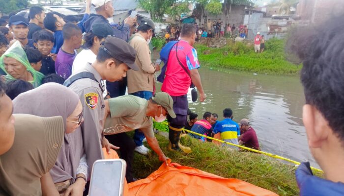 Warga dan Polisi Evakuasi Mayat Pria Lansia di Sungai Jembatan Ule