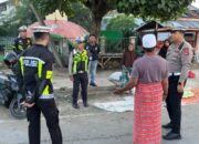 “Jum,at Berbagi” Satlantas Polres Bima Bagikan Nasi Bungkus Bagi Komunitas Ojek dan Pedagang do Pasar Tradisional Tente