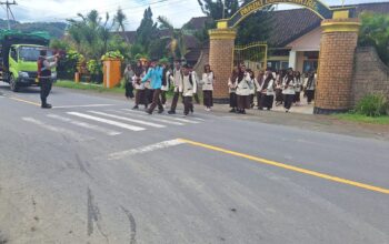 Polsek Seteluk Hadir di Tengah Pelajar, Wujudkan Polisi Humanis saat Giat Rawan Siang