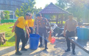 Ciptakan Lingkungan Kerja Nyaman, Personel Polres Bima Kota Gotong Royong Bersih Mako