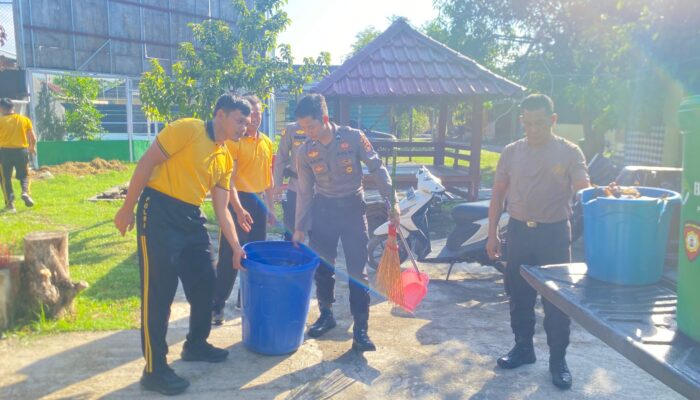Ciptakan Lingkungan Kerja Nyaman, Personel Polres Bima Kota Gotong Royong Bersih Mako