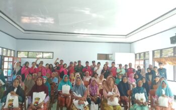 Kapolres Lombok Utara Gowes Kamtibmas di Desa Genggelang, Salurkan Bansos dan Layanan Kesehatan Gratis