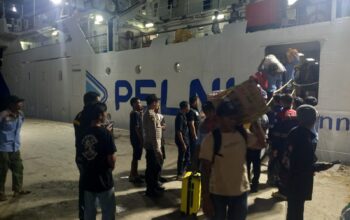Polsek Kawasan Pelabuhan Laut Bima Laksanakan Pengamanan KM Wilis Saat Embarkasi dan Debarkasi Penumpang