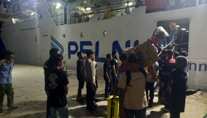 Polsek Kawasan Pelabuhan Laut Bima Laksanakan Pengamanan KM Wilis Saat Embarkasi dan Debarkasi Penumpang
