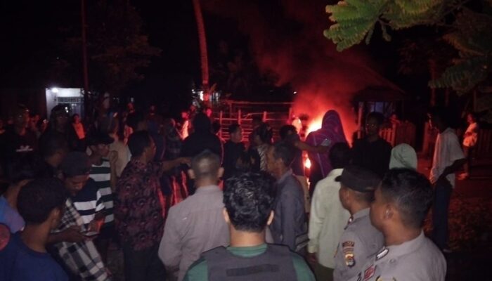 POLSEK DOMPU BERHASIL KENDALIKAN AKSI PEMBLOKIRAN JALAN DI DUSUN PALIKARAWE SECARA HUMANIS