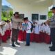 Sentuh Jantung Pendidikan Desa, Polres Lombok Barat Salurkan Buku Ensiklopedi untuk Anak-Anak Lembar