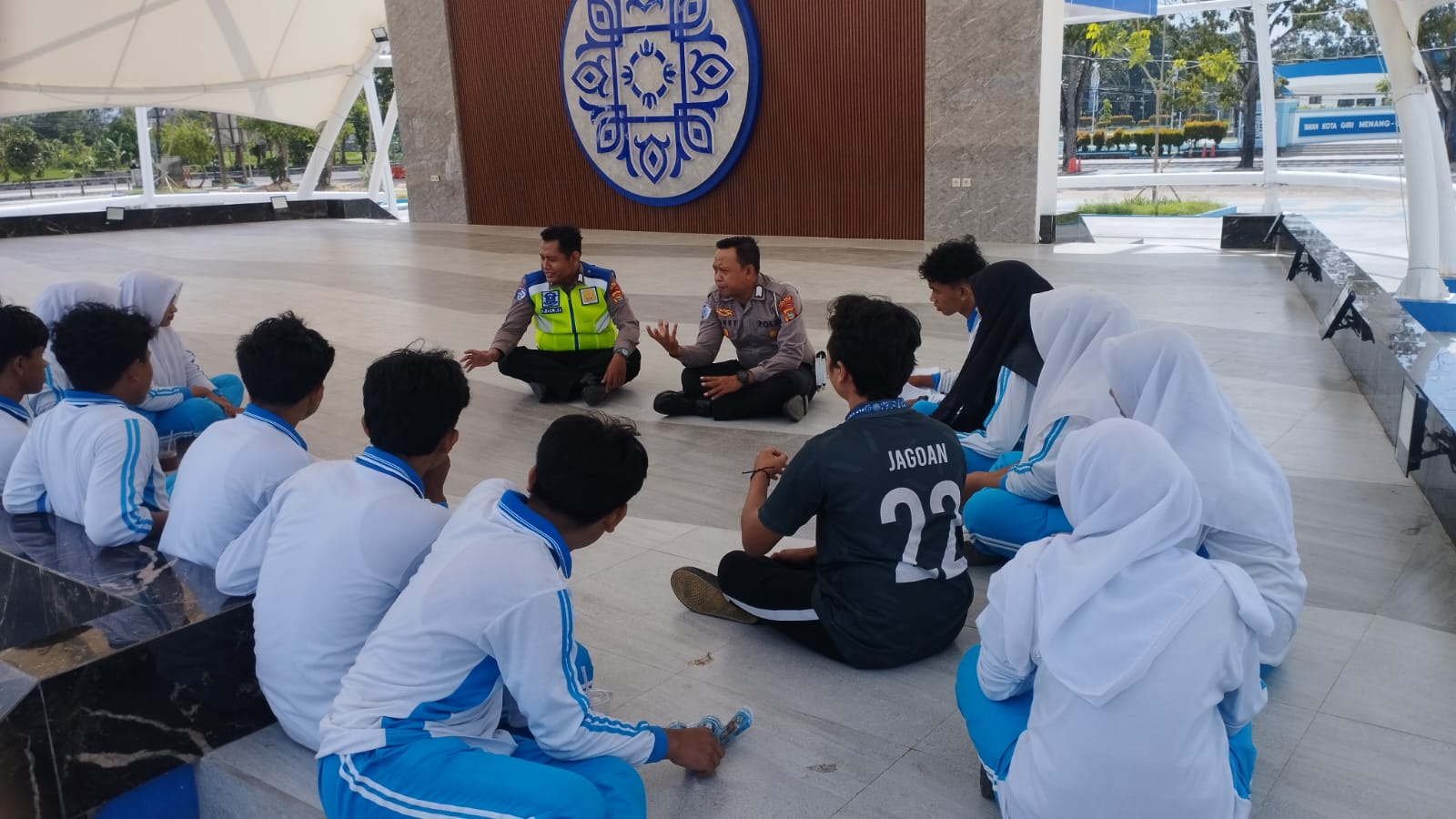 Sat Lantas Polres Lombok Barat Ajak Pelajar Tertib Berlalu Lintas
