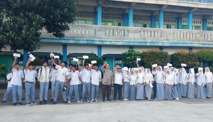 Bhabinkamtibmas Lenek Pesiraman Amankan Kelulusan Siswa SMK Majidi, Berikan Himbauan Kamtibmas