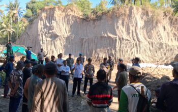 Kapolsek Labuhan Haji Pimpin Pengamanan Aksi Protes Warga Terkait Dugaan Pencemaran Sungai Akibat Tambang Galian C
