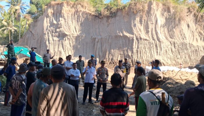 Kapolsek Labuhan Haji Pimpin Pengamanan Aksi Protes Warga Terkait Dugaan Pencemaran Sungai Akibat Tambang Galian C