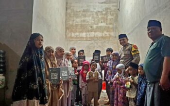 Bhabinkamtibmas Desa Teros Jalin Silaturahmi dan Serahkan Al-Qur’an kepada TPQ Al Muslim, Sampaikan Pesan Kamtibmas