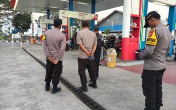 Bhabinkamtibmas Desa Tanak Kaken Laksanakan Patroli dan Koordinasi di SPBU Sakra Barat
