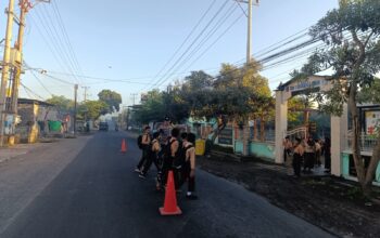 Bhabinkamtibmas Desa Jantuk Laksanakan Rawan Pagi di Depan SMP 1 Sukamulia untuk Kelancaran Arus Lalu Lintas