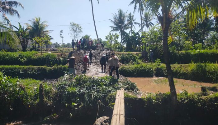 Bhabinkamtibmas Desa Arjangka Gotong Royong Bersama Warga Buka Akses Jalan Baru