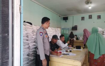 Bhabinkamtibmas Desa Arjangka Monitoring Penyaluran Bantuan Pangan kepada 987 KK