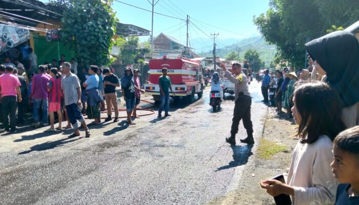 BHABINKAMTIBMAS DESA KATUA SIGAP TANGANI KEBAKARAN RUKO UD. YARIS DI DUSUN OMPU JENGO