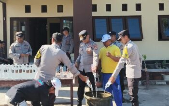 POLSEK KEMPO MUSNAHKAN 98 BOTOL MIRAS HASIL OPERASI, TINDAK LANJUT KASUS PREMANISME DAN PENGERUSAKAN MOBIL