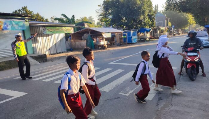 Melayani Dengan Hati, Rawan Pagi Satlantas Polres Bima Kabupaten Bantu Sebrangkan Anak Sekolah