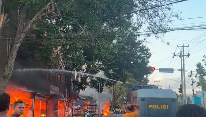 KEBAKARAN HANGUSKAN TUJUH UNIT KIOS DI DOROTANGGA, POLSEK DOMPU LAKUKAN PENGAMANAN DAN PENGATURAN ARUS LALU LINTAS