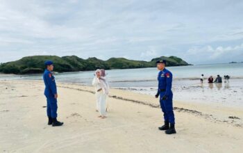 Personel Pospam Siaga SAR Ditpolairud Polda NTB Intensifkan Himbauan Keselamatan di Pantai Kuta Mandalika