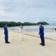 Personel Pospam Siaga SAR Ditpolairud Polda NTB Intensifkan Himbauan Keselamatan di Pantai Kuta Mandalika