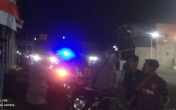 Konsep Dalam rangka meningkatkan pelayanan kepada masyarakat serta menjaga situasi keamanan dan ketertiban masyarakat (kamtibmas), Polsek Kempo Polres Dompu melaksanakan Kegiatan Rutin Yang Ditingkatkan (KRYD) dengan metode Blue Light Patrol di wilayah hukum Polsek Kempo, Selasa malam (9/6/2026).  Patroli menyasar sejumlah desa yang dianggap rawan gangguan kamtibmas, di antaranya Desa Kempo, Desa Ta’a, Desa Doro Kobo, Desa Soro, Desa Soro Barat, dan Desa Konte. Selain melakukan pemantauan situasi keamanan wilayah, personel juga melaksanakan patroli dialogis dengan menyampaikan berbagai pesan kamtibmas kepada masyarakat.  Di Desa Kempo, Ta’a, dan Doro Kobo, petugas mengimbau masyarakat untuk bersama-sama menjaga keamanan lingkungan serta mengingatkan para pemuda yang masih berkumpul di pinggir jalan agar tidak membawa senjata tajam, menghindari konsumsi minuman keras, dan meningkatkan kewaspadaan terhadap aksi pemalakan maupun pencurian.  Selanjutnya di Desa Soro dan Soro Barat, personel patroli memberikan edukasi kepada masyarakat, khususnya anak muda dan remaja, agar menjauhi minuman keras, tidak membawa senjata tajam, serta tidak menggunakan sepeda motor dengan knalpot racing yang dapat mengganggu kenyamanan masyarakat dan berpotensi memicu gangguan ketertiban umum.  Patroli kemudian dilanjutkan ke Desa Konte dengan melakukan pengecekan di lokasi-lokasi yang menjadi tempat berkumpulnya masyarakat. Petugas juga mengajak para pemuda untuk menghindari perilaku yang dapat memicu konflik sosial, termasuk penyalahgunaan minuman keras, penggunaan knalpot tidak sesuai spesifikasi teknis, maupun tindakan lain yang berpotensi menimbulkan keributan antar kelompok dan mengganggu kerukunan antarumat beragama.  Kapolsek Kempo, IPTU Agustamin, S.H., menyampaikan bahwa patroli dialogis dan Blue Light Patrol merupakan upaya preventif yang terus dilakukan untuk mencegah berbagai bentuk gangguan kamtibmas sekaligus memperkuat hubungan kemitraan antara Polri dan masyarakat.  “Kami mengarahkan seluruh personel agar dalam setiap pelaksanaan patroli tidak hanya melakukan pengawasan, tetapi juga aktif berdialog dengan masyarakat. Melalui komunikasi yang baik, berbagai potensi gangguan keamanan dapat dicegah sejak dini dan masyarakat semakin merasa aman dengan kehadiran Polri di tengah-tengah mereka,” ujar IPTU Agustamin.  Sementara itu, Kapolres Dompu AKBP Sodikin Fahrojin Nur, S.I.K., melalui Kasi Humas Polres Dompu IPTU I Nyoman Suardika menyampaikan bahwa kegiatan KRYD dan Blue Light Patrol merupakan bagian dari strategi pemeliharaan kamtibmas yang bertujuan menciptakan rasa aman sekaligus menekan peluang terjadinya tindak kriminalitas.  “Patroli Blue Light memberikan efek pencegahan terhadap pelaku kejahatan sekaligus meningkatkan kepercayaan masyarakat kepada Polri. Kehadiran anggota di lapangan pada malam hari merupakan bentuk nyata pelayanan kepolisian dalam menjaga keamanan, mencegah gangguan kamtibmas, serta membangun kemitraan yang kuat dengan masyarakat,” ungkap IPTU Nyoman.  Hasil kegiatan menunjukkan situasi kamtibmas di wilayah hukum Polsek Kempo tetap aman dan kondusif. Masyarakat menyampaikan apresiasi atas patroli rutin yang dilaksanakan karena memberikan rasa aman dan meningkatkan kehadiran Polri di tengah masyarakat.