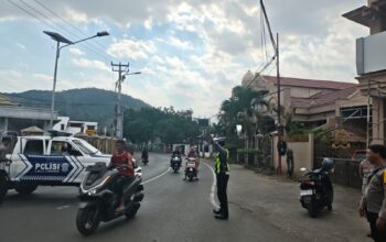 SATLANTAS POLRES DOMPU LAKUKAN REKAYASA DAN PENGATURAN ARUS LALU LINTAS SAAT AKSI BLOKIR JALAN WARGA DI WOJA