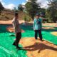 Komitmen Polri dalam mendukung program ketahanan pangan nasional terus diwujudkan melalui peran aktif Bhabinkamtibmas di wilayah binaan. Seperti yang dilakukan Bhabinkamtibmas Desa Cempi Jaya Polsek Hu’u, BRIPKA Ismail, yang melaksanakan pemantauan hasil panen jagung milik warga binaannya di Soo Mada Rangga, Desa Cempi Jaya, Kecamatan Hu’u, Kabupaten Dompu, Rabu (10/6/2026).  Kegiatan yang berlangsung mulai pukul 09.10 WITA tersebut menyasar hasil panen jagung milik Imran yang sedang dijemur guna mencapai kadar air sesuai standar yang ditetapkan oleh gudang penyaluran jagung. Proses penjemuran dilakukan untuk menjaga kualitas hasil panen sekaligus mencegah timbulnya jamur akibat pengaruh suhu dan kondisi cuaca yang dapat menurunkan mutu jagung.  Dalam kegiatan tersebut, BRIPKA Ismail memberikan pendampingan dan motivasi kepada petani agar terus memperhatikan kualitas hasil panen sebelum dipasarkan. Ia juga mengimbau warga binaannya untuk selalu berkoordinasi dengan Bhabinkamtibmas apabila menghadapi kendala dalam sektor pertanian sehingga dapat diteruskan kepada instansi terkait guna mendapatkan solusi yang tepat.  “Kami berharap para petani tidak ragu untuk menyampaikan berbagai kendala yang dihadapi di lapangan. Kehadiran Bhabinkamtibmas merupakan bagian dari upaya Polri untuk membantu masyarakat, termasuk dalam mendukung keberhasilan sektor pertanian,” ujar BRIPKA Ismail.  Kapolsek Hu’u, IPTU Ade Helmi, S.H., menyampaikan bahwa Bhabinkamtibmas memiliki peran strategis sebagai penghubung antara masyarakat dengan pemerintah maupun instansi terkait, termasuk dalam mendukung program ketahanan pangan.  “Bhabinkamtibmas diharapkan terus aktif mendampingi masyarakat, khususnya para petani, mulai dari proses tanam, perawatan hingga pascapanen. Kami juga mengimbau agar hasil pertanian yang telah memenuhi standar kualitas dapat disalurkan ke gudang Bulog guna mendukung ketersediaan cadangan pangan nasional,” ungkap IPTU Ade Helmi.  Sementara itu, Kapolres Dompu AKBP Sodikin Fahrojin Nur, S.I.K., melalui Kasi Humas Polres Dompu IPTU I Nyoman Suardika mengapresiasi langkah personel Bhabinkamtibmas yang terus hadir memberikan pendampingan kepada masyarakat.  “Kegiatan pemantauan dan pendampingan yang dilakukan Bhabinkamtibmas merupakan bentuk nyata dukungan Polri terhadap program ketahanan pangan nasional. Kehadiran anggota di tengah masyarakat tidak hanya menjaga keamanan dan ketertiban, tetapi juga membantu memastikan hasil pertanian masyarakat memiliki kualitas yang baik serta bernilai ekonomi tinggi. Kami berharap sinergi ini dapat terus memperkuat kesejahteraan petani dan mendukung ketahanan pangan daerah maupun nasional,” ujar IPTU Nyoman.  Melalui kegiatan tersebut, Polres Dompu terus menunjukkan komitmennya dalam mendukung sektor pertanian sebagai salah satu pilar utama pembangunan daerah dan penguatan ketahanan pangan nasional.