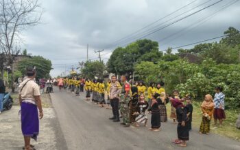 BHABINKAMTIBMAS POLSEK PEKAT AMANKAN TRADISI NYONGKOLAN, WUJUDKAN KAMTIBMAS DAN KELANCARAN LALU LINTAS