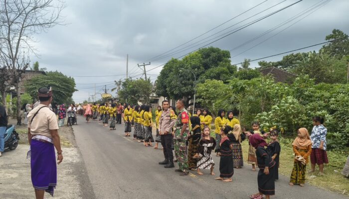BHABINKAMTIBMAS POLSEK PEKAT AMANKAN TRADISI NYONGKOLAN, WUJUDKAN KAMTIBMAS DAN KELANCARAN LALU LINTAS