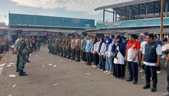 SINERGITAS 3 PILAR DI DOMPU, TNI-POLRI DAN PEMERINTAH KECAMATAN GELAR APEL GABUNGAN SERTA KERJA BAKTI BERSIHKAN PASAR BAWAH
