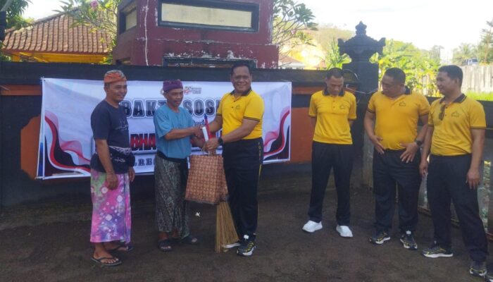 Sambut Hari Bhayangkara ke-80, Polres Lombok Barat Gelar Aksi Bhakti Sosial di Pura Segare Lingsar