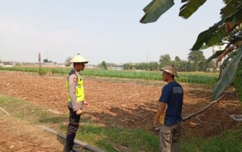 Anggota Bhabinkamtibmas Polsek Jenu Polres Tuban Turun ke Ladang, sambang lahan pertanian.