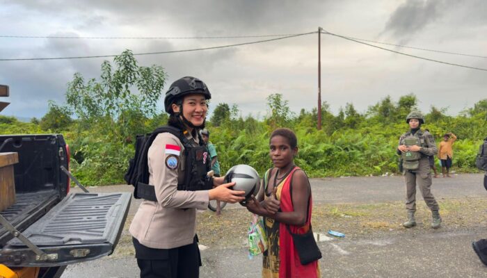 Hangatkan Hati Warga Nduga, Polwan Ops Damai Cartenz-2026 Bangun Kedekatan Melalui Aksi Humanis