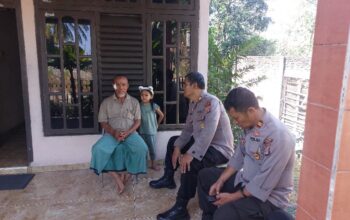 KASAT BINMAS POLRES DOMPU AJAK TOKOH MASYARAKAT DESA O’O JAGA KAMTIBMAS DAN HINDARI AKSI PEMBLOKIRAN JALAN