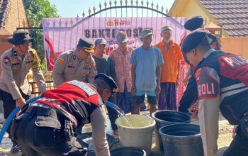 Hari Bhayangkara ke-80, Polres Lombok Barat Bagikan Air Bersih