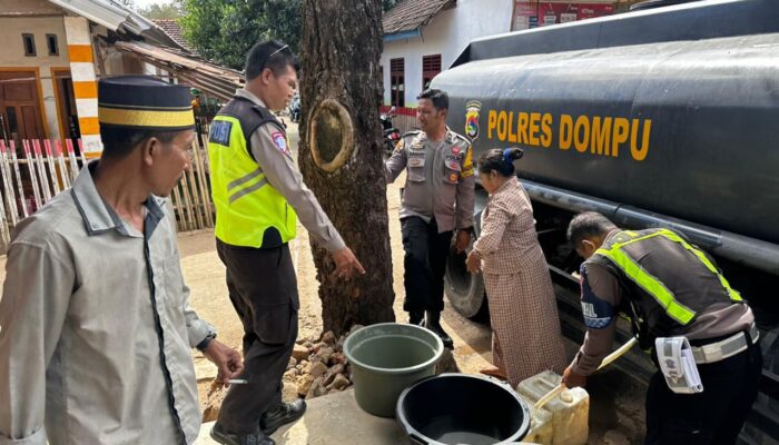 Wujud Kepedulian Polri, Satlantas Polres Dompu Salurkan Air Bersih kepada Warga Pajo