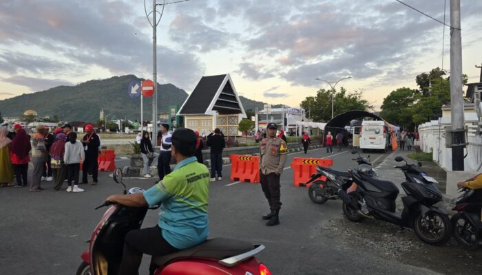 Polisi Amankan Bhakti Sosial HWM Center di Alun-Alun Taliwang, Kegiatan Berlangsung Aman dan Lancar