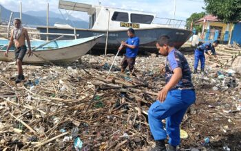 “Polisi Peduli” Satpolairud Polres Bima Kabupaten Bersihkan Tumpukan Sampah di Dermaga Tradisional Bajo