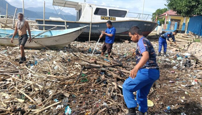 “Polisi Peduli” Satpolairud Polres Bima Kabupaten Bersihkan Tumpukan Sampah di Dermaga Tradisional Bajo