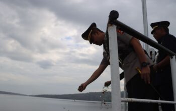 Hari Bhayangkara ke-80, Polres Bima Kota Gelar Upacara dan Tabur Bunga di Perairan Pelabuhan Bima
