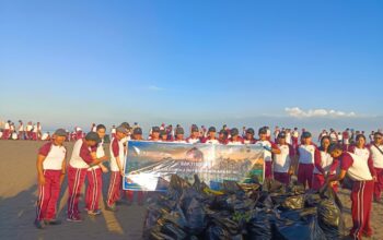 Sambut Hari Bhayangkara ke-80, Kapolda NTB Pimpin Aksi Bersih Pantai di Ampenan