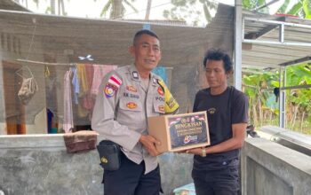 Jelang Hari Bhayangkara ke-80, Polres Lombok Barat Berbagi Sembako di Sekotong